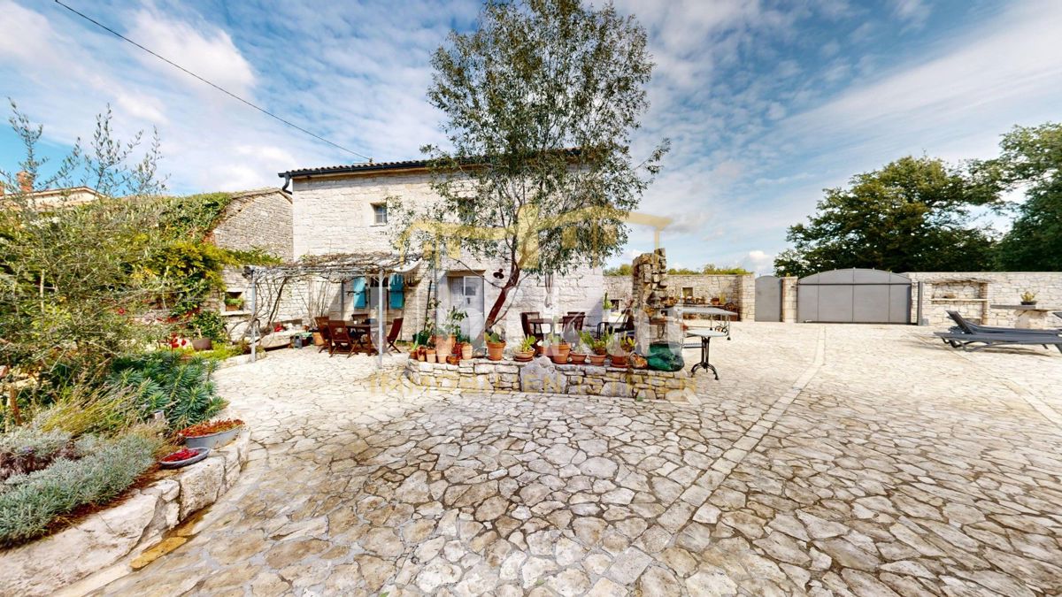 Splendida tenuta con due case in pietra e piscina